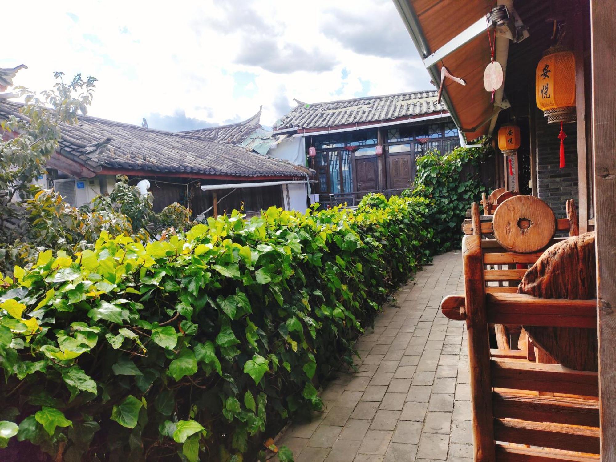 Big Tree Guesthouse - Naxi Old Style ลี่เจียง ภายนอก รูปภาพ